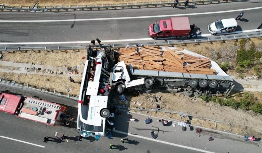 Manisa'da 11 kişinin öldüğü kazaya ilişkin gözaltına alınan 3 şoför adliyede