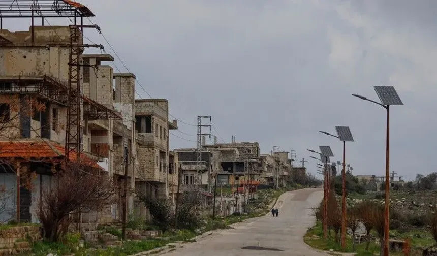İsrail askerleri Suriye'nin Kuneytra kentinde bir köye girerek evlerde arama yaptı