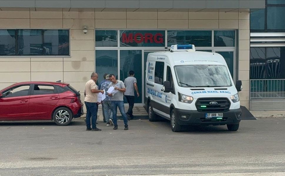 Antalya'da otomobilin su tankerine çarptığı kazada 3 kişi öldü, 2 kişi yaralandı